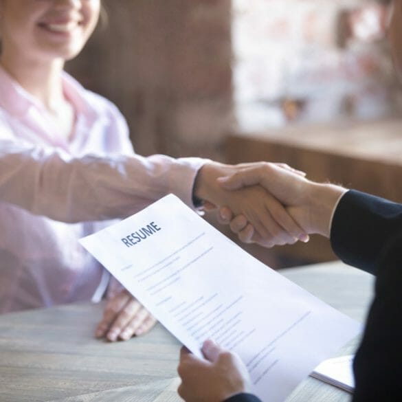 İş görüşmesine el sıkışan insanlar