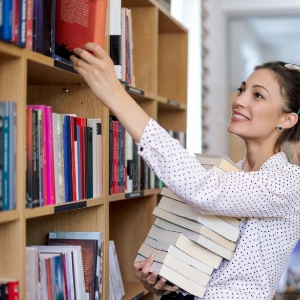 Kitaplara bakan kadın öğrenci